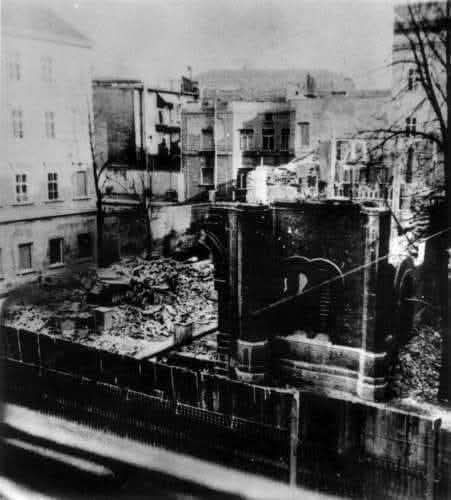 Sinagoga, Praška 7, 1941. godine. Razgradnja sinagoge je trajala od listopada 1941. do travnja 1942. godine